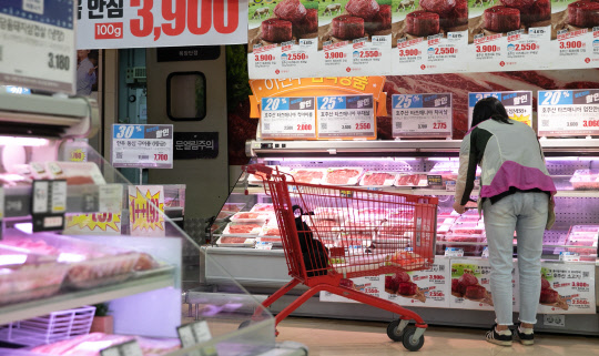 13일 축산물품질평가원 축산유통정보에 따르면 돼지고기 삼겹살의 소비자 가격은 지난 10일 기준 킬로그램(kg) 당 2만2529원을 기록했다. 한우 등심의 kg당 가격도 10만원 선 아래인 9만9657원까지 내려갔다.   이슬기기자 990sul@